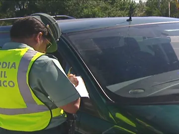 Un Guardia Civil multa a un conductor Un Guardia Civil multa a un conductor