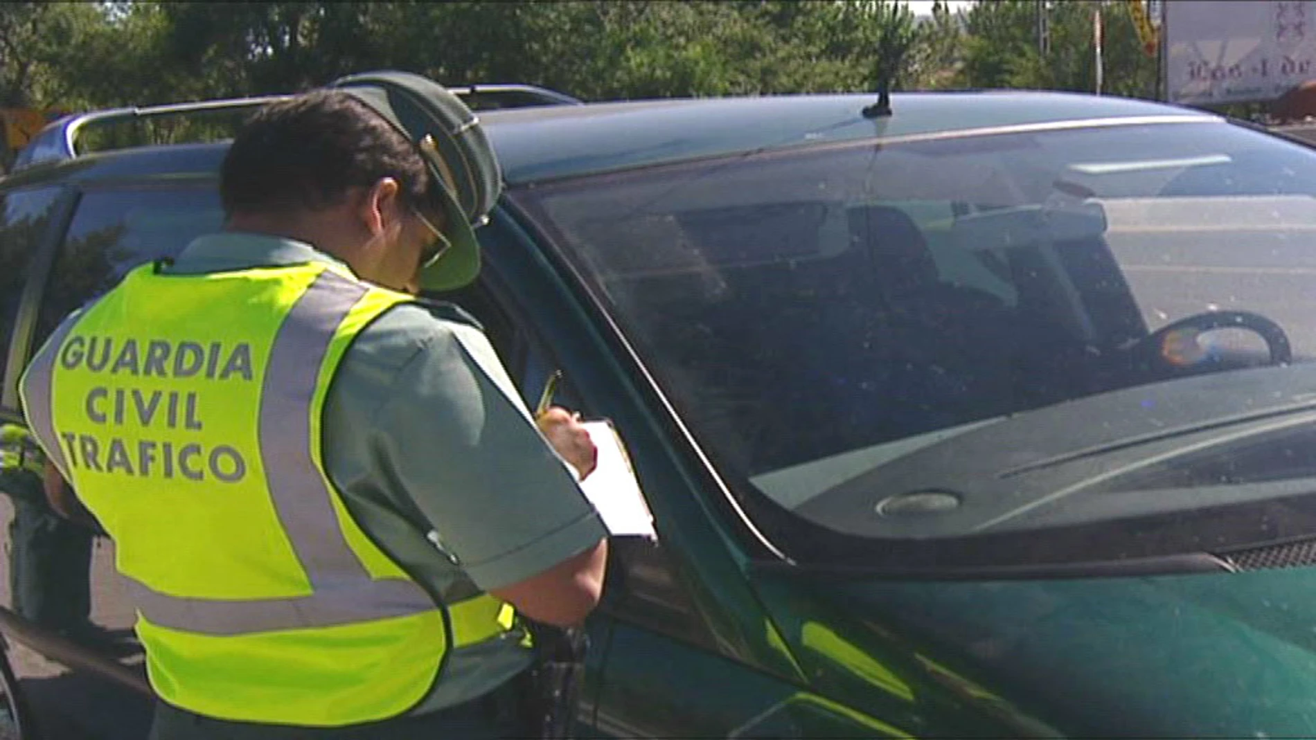 Un Guardia Civil multa a un conductor Un Guardia Civil multa a un conductor