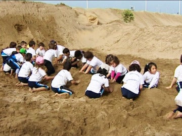 Los niños en el taller de escultura con arena.