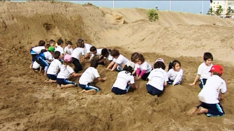 Los ni&ntilde;os en el taller de escultura con arena.
