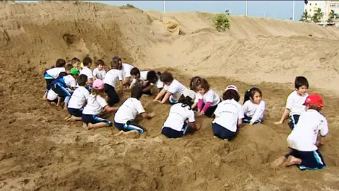 Los niños en el taller de escultura con arena. Los niños en el taller de escultura con arena.