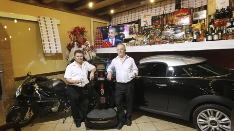 Los dueños del restaurante Mariano con los últimos boletos de la cesta de Navidad más grande de España Los dueños del restaurante Mariano con los últimos boletos de la cesta de Navidad más grande de España