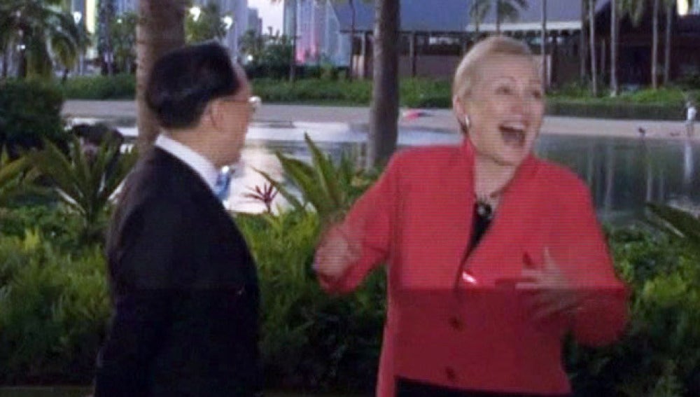 Hillary Clinton no puede reprimir la risa