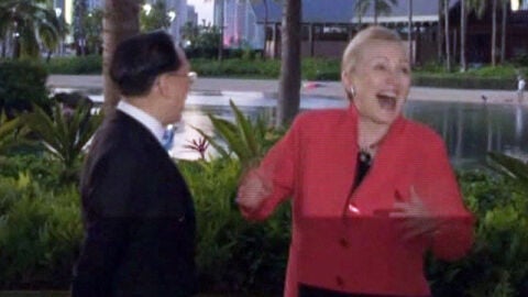 Hillary Clinton no puede reprimir la risa