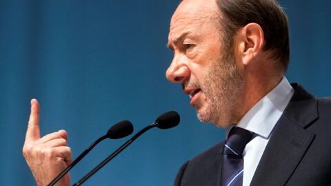 El candidato socialista, Alfredo P&eacute;rez Rubalcaba, en un mitin