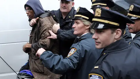 Policías neoyorquinos detienen a un 'okupa' Policías neoyorquinos detienen a un 'okupa'