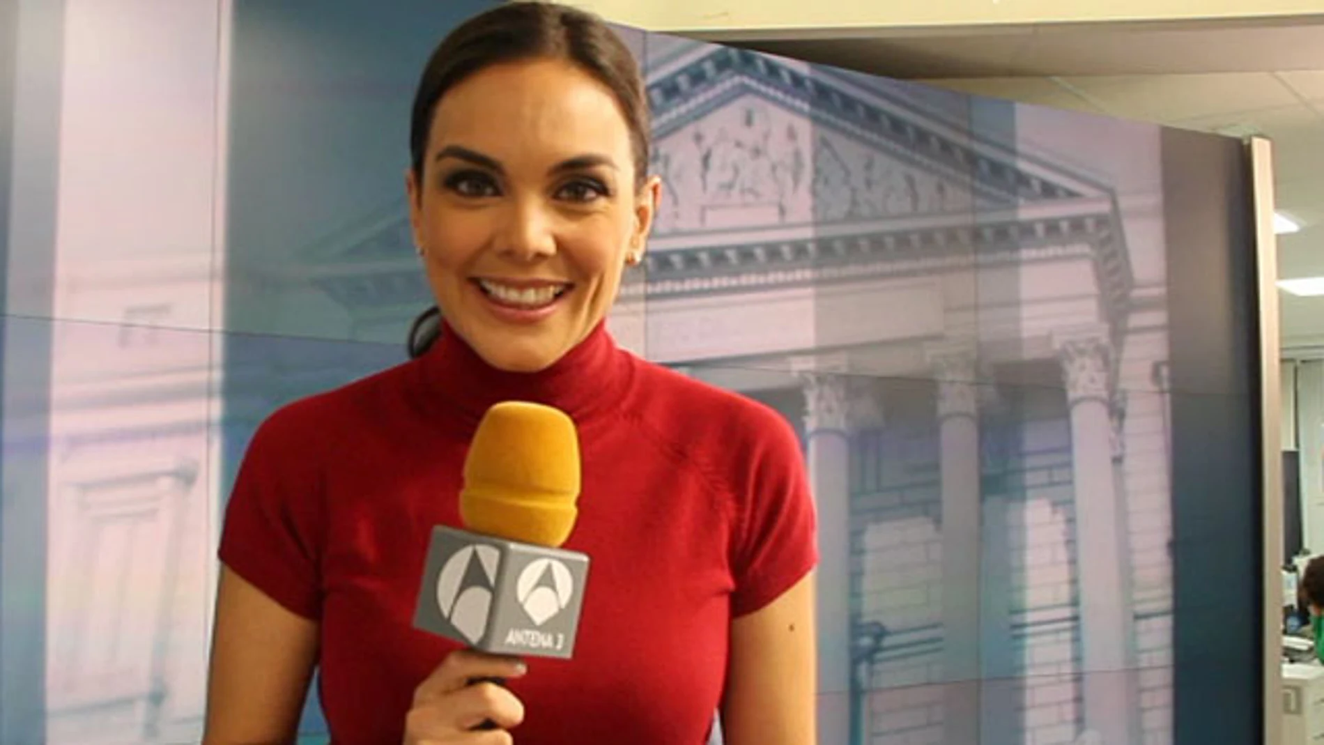 Mónica Carrillo, presentadora de Noticias 1