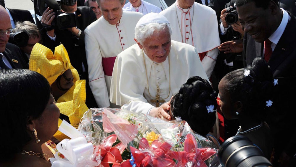 Benedicto XVI a su llegada a Benin