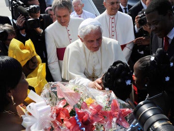 Benedicto XVI a su llegada a Benin