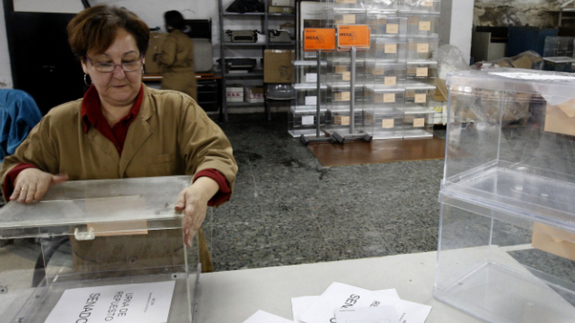 Trabajadoras del almacen electoral del paseo de Contadero de Sevilla