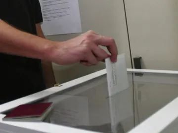 Un hombre ejerce el derecho a voto Un hombre ejerce el derecho a voto