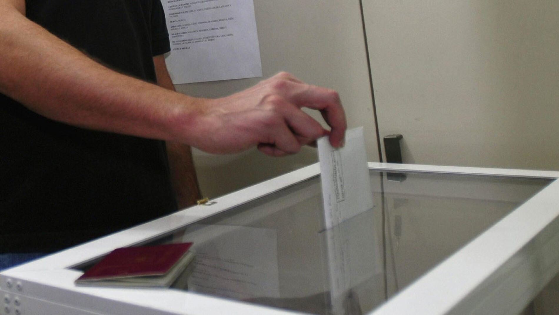 Un hombre ejerce el derecho a voto