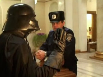 Se disfraza de Darth Vader para denunciar la corrupción