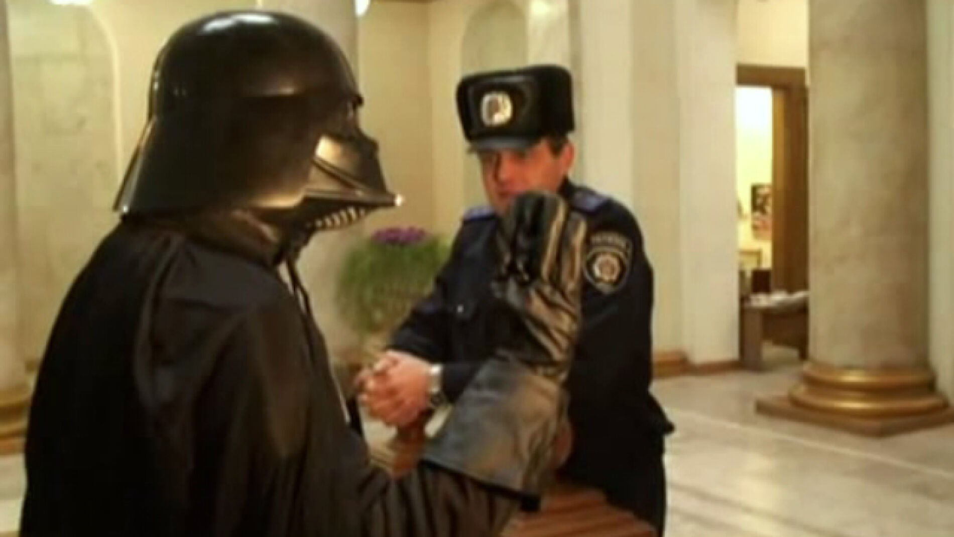 Se disfraza de Darth Vader para denunciar la corrupci&oacute;n