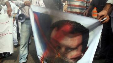 Arde la imagen de Al Asad (20-11-2011)