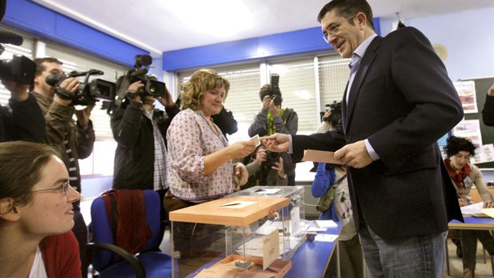 Patxi López ejerce su derecho a voto