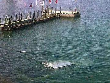 El coche hundido en el puerto de Antofagasta El coche hundido en el puerto de Antofagasta