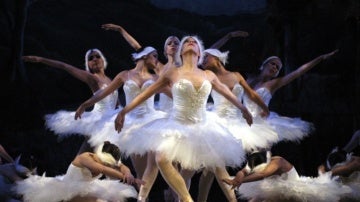 Imagen del 'Lago de los Cisnes' interpretado por el Ballet de San Petesburgo.