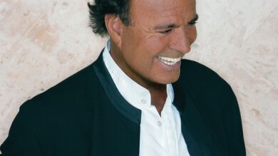 Julio Iglesias actuará a pocos metros de un juzgado que no logra localizarle