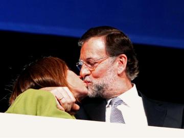 Mariano Rajoy besa a su mujer, Elvira Fernández