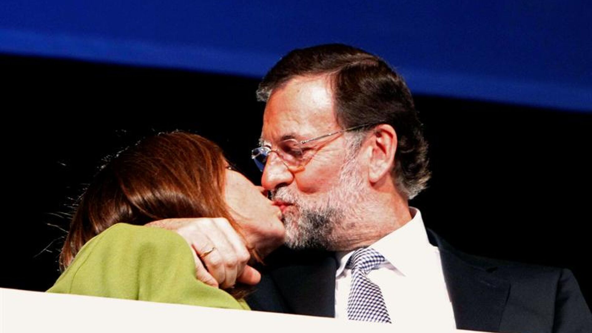 Mariano Rajoy besa a su mujer, Elvira Fern&aacute;ndez