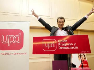 El cabeza de lista de UPyD en Valencia, Toni Cantó, celebra los resultados electorales.