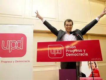 El cabeza de lista de UPyD en Valencia, Toni Cantó, celebra los resultados electorales. El cabeza de lista de UPyD en Valencia, Toni Cantó, celebra los resultados electorales.