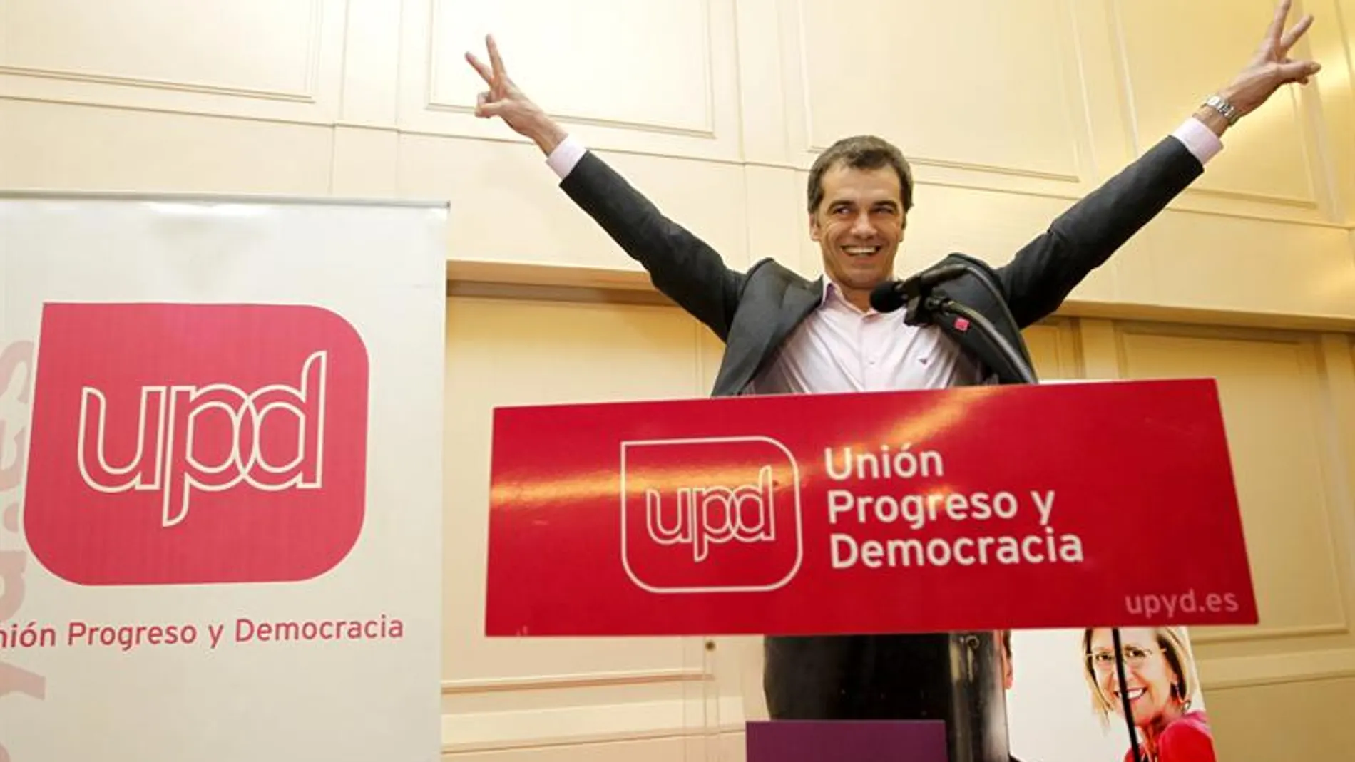 El cabeza de lista de UPyD en Valencia, Toni Cantó, celebra los resultados electorales.