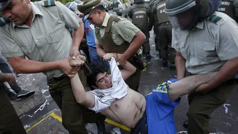 La Policía detiene a un manifestante en Chile La Policía detiene a un manifestante en Chile