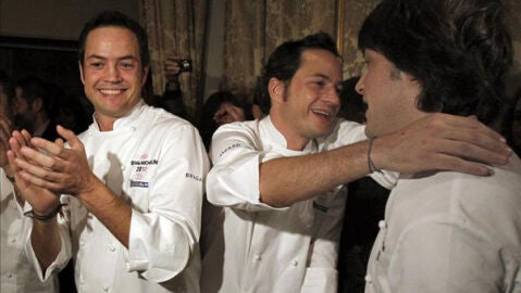 Los cocineros se felicitan en la gala de los premios Michelin.