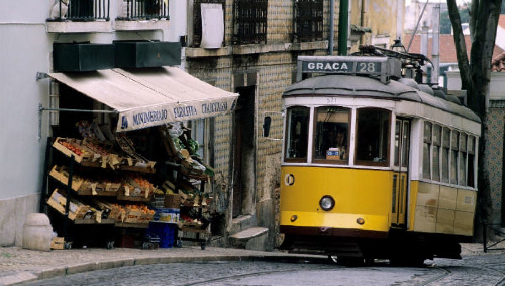 Un tranvía del barrio de Graça circula por la ciudad de Lisboa.