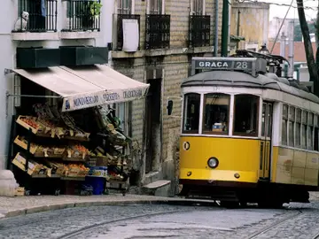Un tranvía del barrio de Graça circula por la ciudad de Lisboa. Un tranvía del barrio de Graça circula por la ciudad de Lisboa.