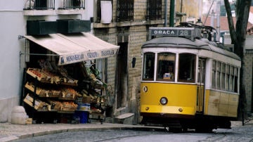 Un tranvía del barrio de Graça circula por la ciudad de Lisboa.