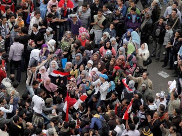 Una multitud se reúne en la plaza de El Cairo, en la víspera de las elecciones