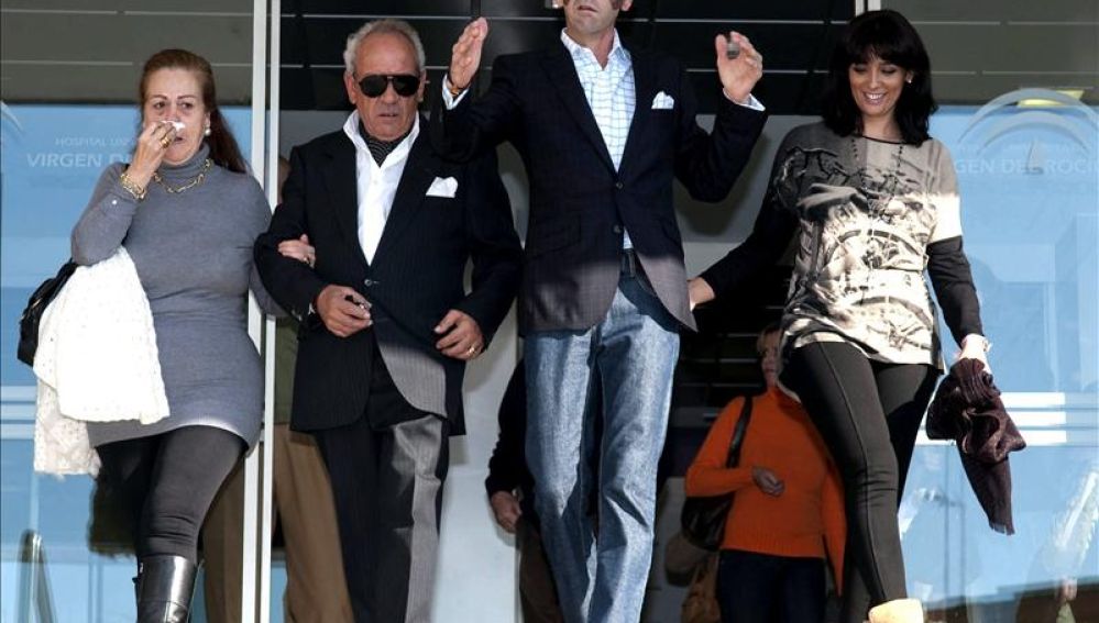 Juan José Padillla sale del Hospital acompañado de su familia.