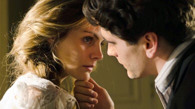 Julio pide a Alicia que deje Gran Hotel y se fugue con él