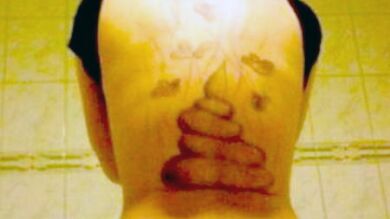 Le pide a su novio que le tatúe un pasaje de Narnia y le graba un excremento