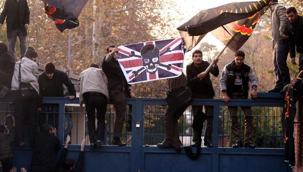 Un grupo de estudiantes islámicos asalta la embajada británica en Teherán