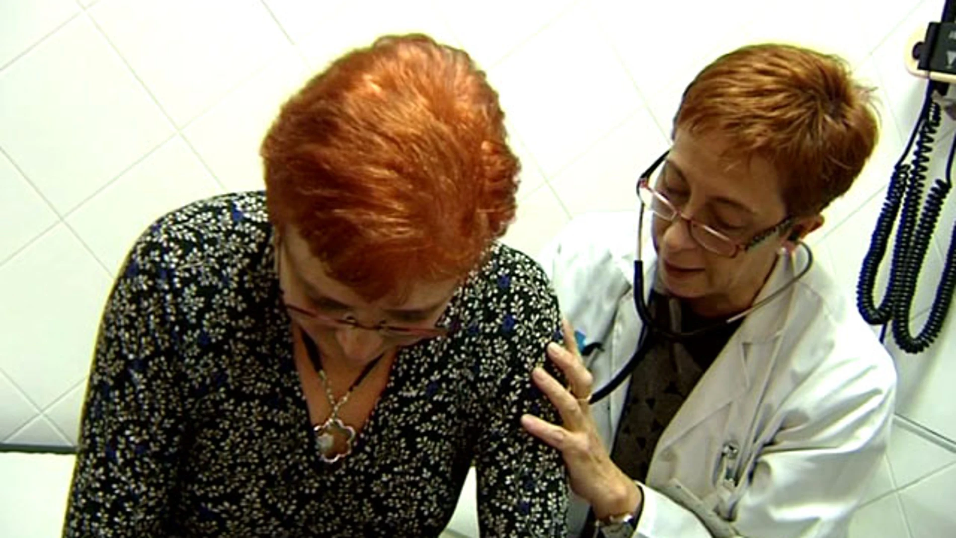 Médico y paciente en una consulta de atención primaria Médico y paciente en una consulta de atención primaria