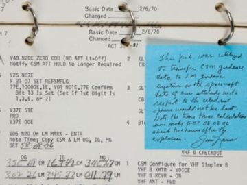 Subastan el cuaderno que salvó del desastre a los astronautas del Apollo 13 