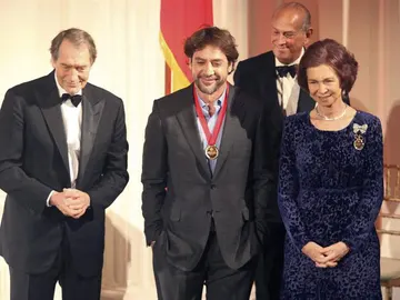 Doña Sofía junto a Javier Bardem y Óscar de la Renta Doña Sofía junto a Javier Bardem y Óscar de la Renta