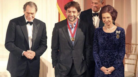 Do&ntilde;a Sof&iacute;a junto a Javier Bardem y &Oacute;scar de la Renta