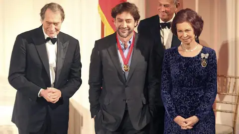 Doña Sofía junto a Javier Bardem y Óscar de la Renta Doña Sofía junto a Javier Bardem y Óscar de la Renta