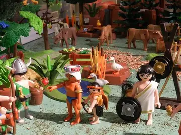 Recrean con muñecos de playmobil la guerra de Troya Recrean con muñecos de playmobil la guerra de Troya