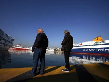 Huelguistas en el puerto de Piraeus