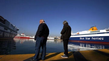 Huelguistas en el puerto de Piraeus