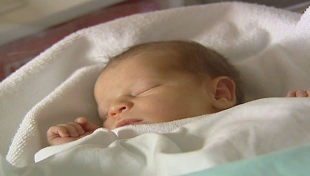 Un bebé descansa en el hospital