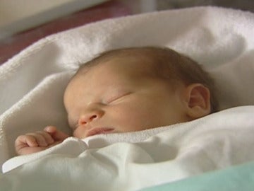 Un bebé descansa en el hospital