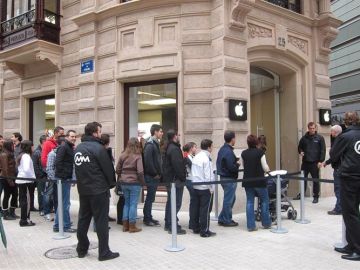 Largas colas en la apertura de la tienda Apple en Valencia.