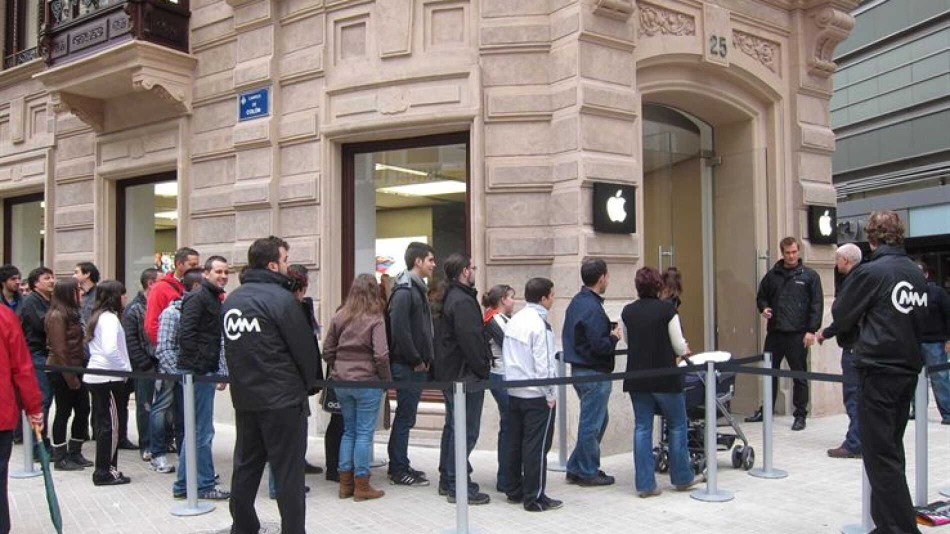 Largas colas en la apertura de la tienda Apple en Valencia.